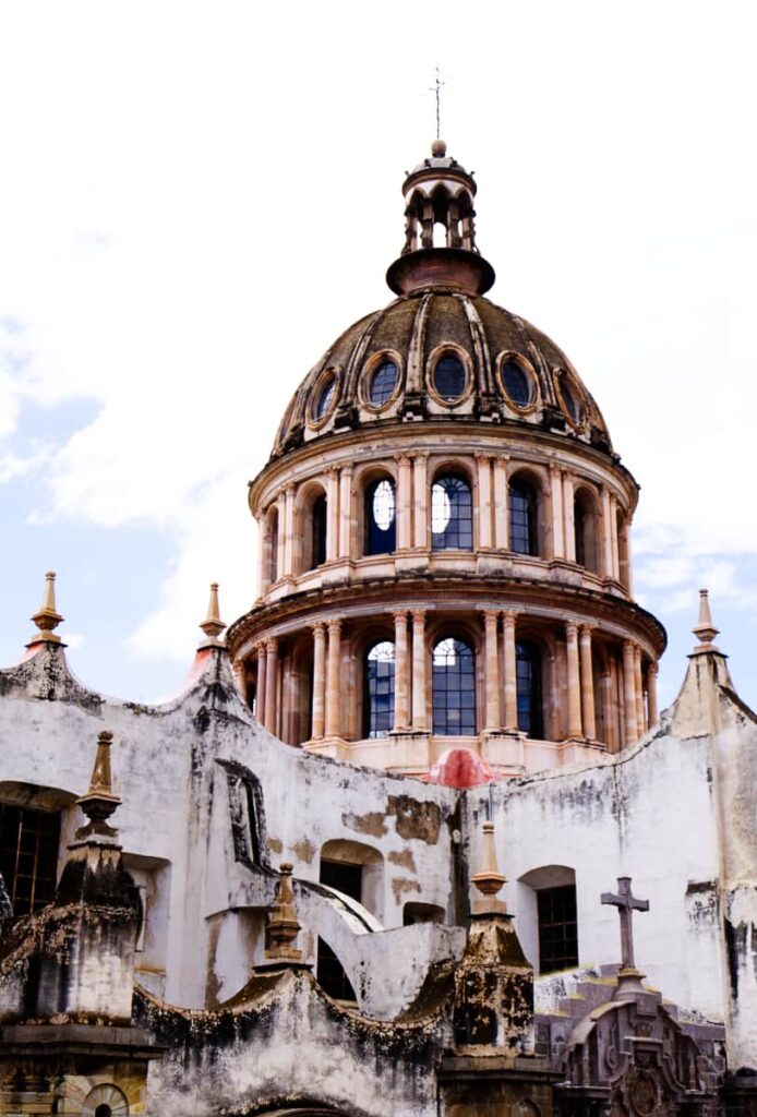 A pink dome with lots of glass windows sits at the top of this Guanajuato church.