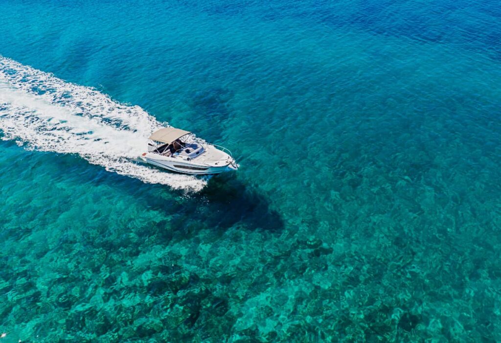 A overhead view of the turquoise water and a luxury speed boat on one of the private boat tours, Cartagena Colombia.